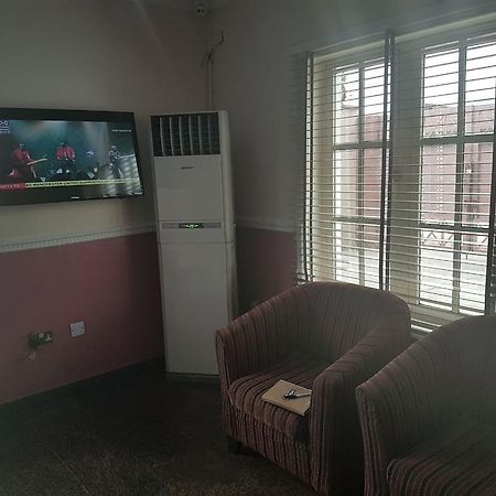 Fbm Place Guest House Agun Bagian luar foto